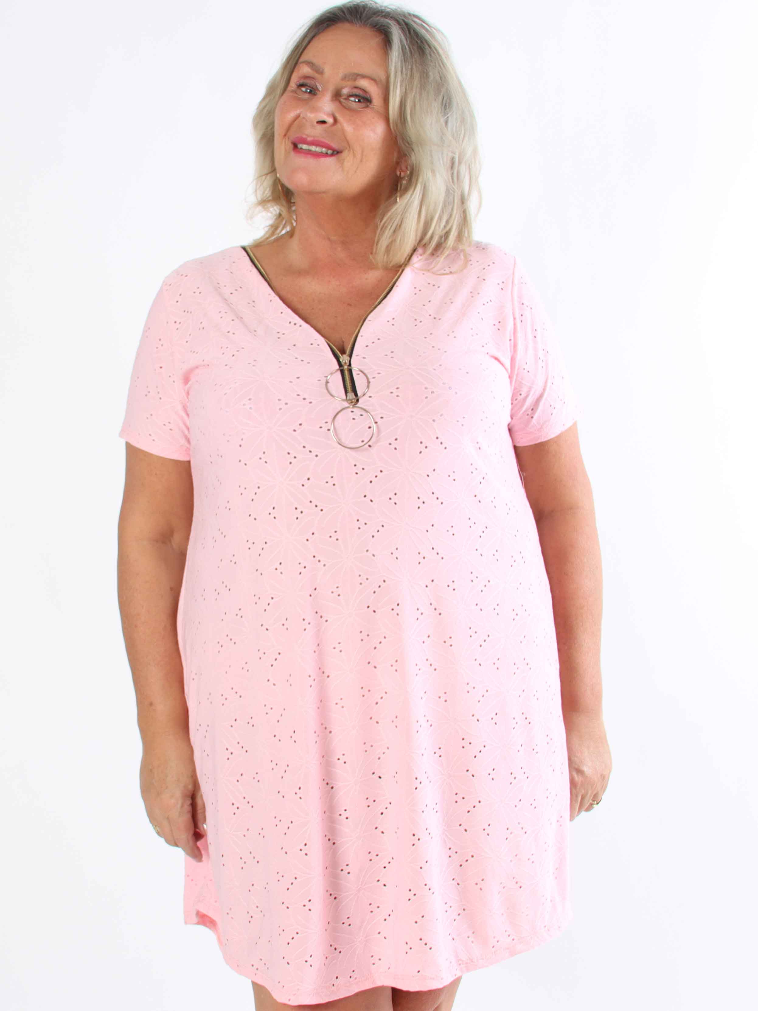 Liba - Blød elastisk plus size kjole i broderie anglaise med lynlås